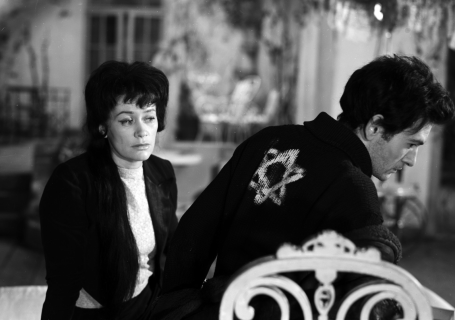 Kadr z filmu: ciemnowłosa kobieta i mężczyzna w płaszczu z gwiazdą Dawida na plecach.