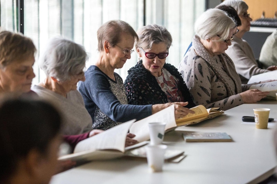 Seniorki podczas spotkania "Jak opowiadać bajki".