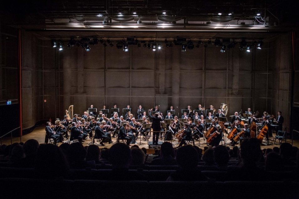 orkiestra symfoniczna na scenie podczas koncertu