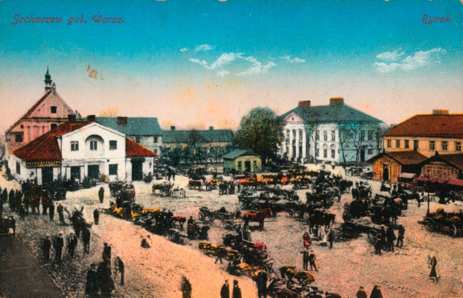 Kolorowa pocztówka przedstawia rynek w Sochaczewie.