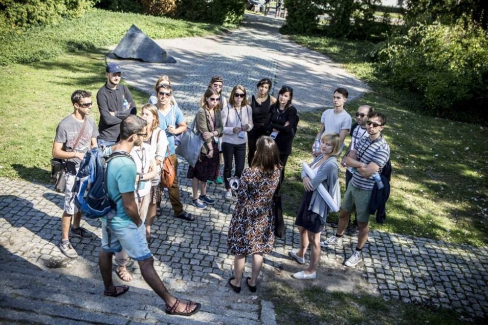 Grupa na spacerze w terenie.