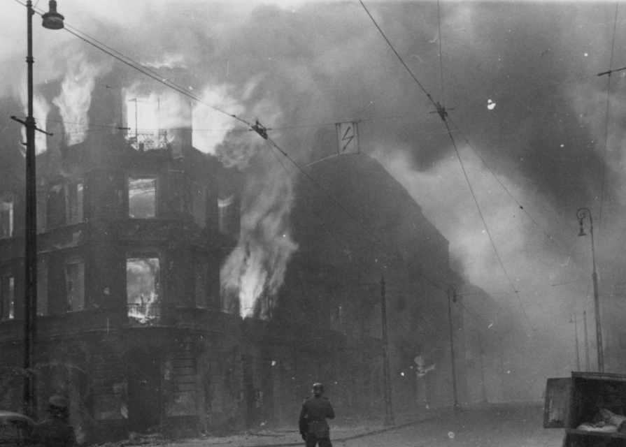 Płonące getto warszawskie w czasie powstania w getcie w 1943 roku