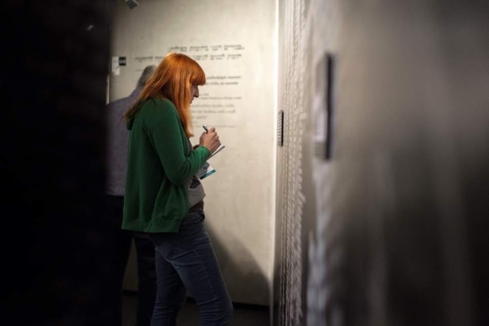 Zwiedzająca w galerii wystawy stałej Muzeum POLIN poświęconej Zagładzie.