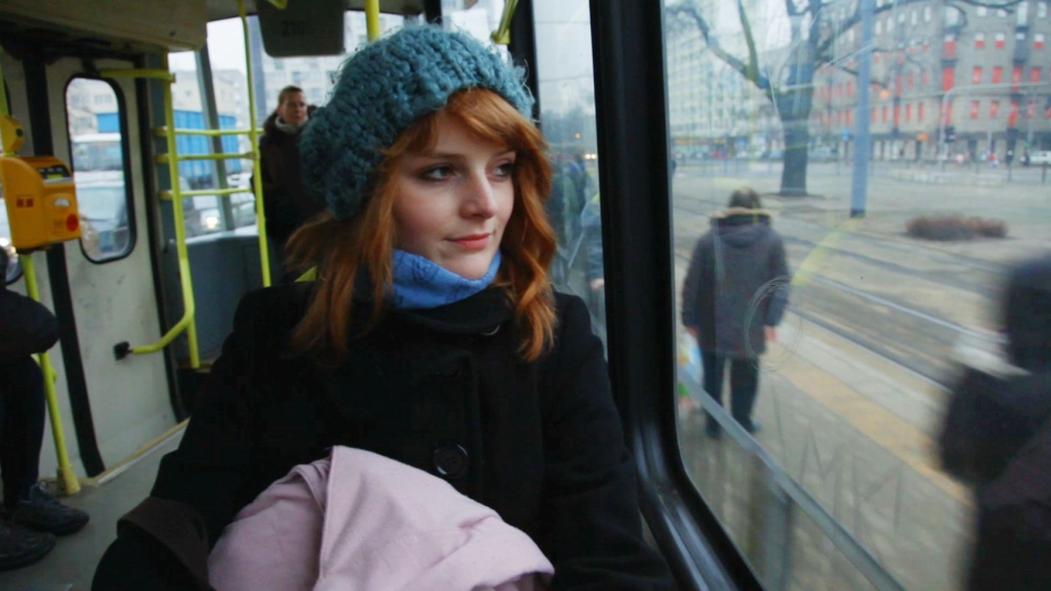 Rudowłosa kobieta w autobusie.