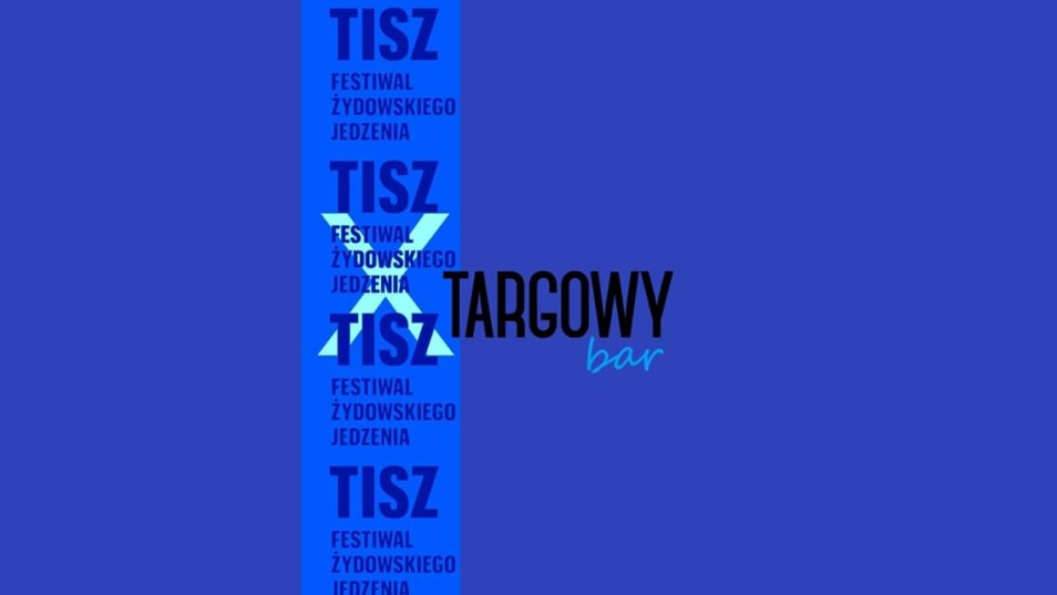 TISZ Śledź i tańcz! Grafika to niebieski prostokąt, wzdłuż któego na środku biegnie jaśniejszy pasek z napisem TISZ FESTIWAL ŻYDOWSKIEGO JEDZENIA. na środku paska jeszcze bardziej jasny niebieski duży X od którego zaczyna się napis czarnymi literami: Targowy