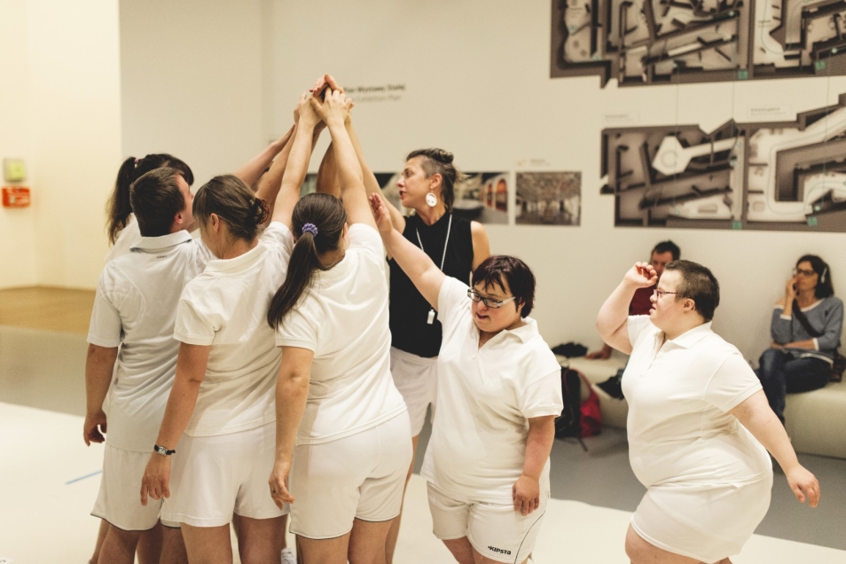 Teatrr 21, w spektaklu Tisza Be-Aw w Muzeum POLIN, Na zdjęciu: grupa aktorów Teatru 21, ubrana w białe spodenki i białe koszulki, wykonuje fragment przedstawienia