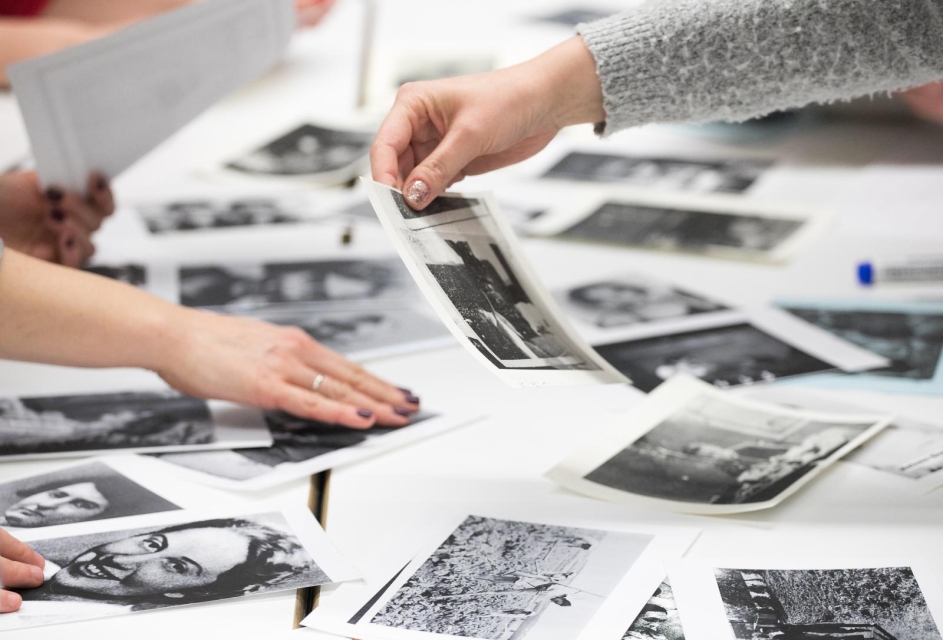 Warsztaty herstoryczne w Muzeum POLIN. Zdjęcie przedstawia stół z fotografiami, które są opracowywane podczas warsztatu