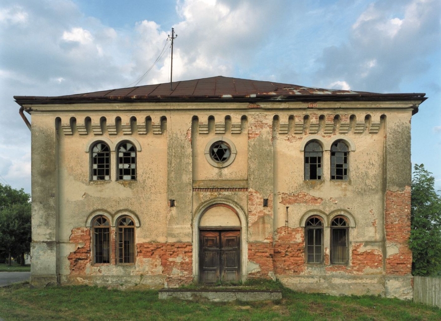 Murowana synagoga.