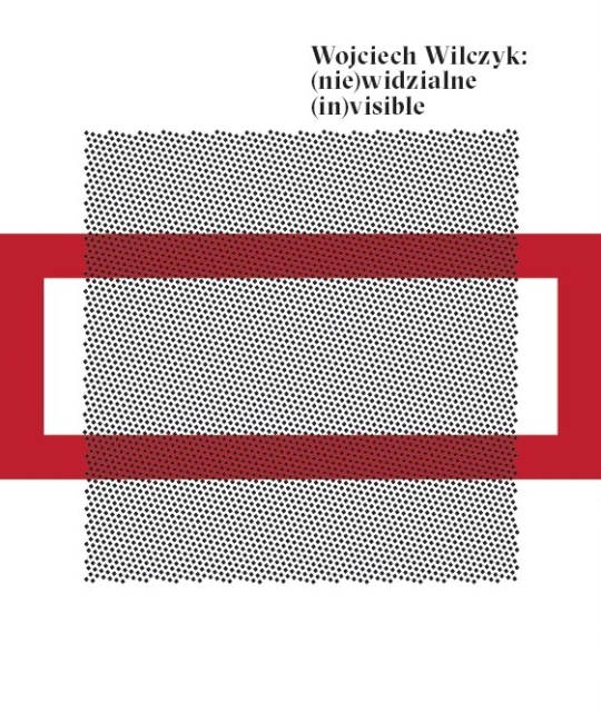 Kwadrat wypełniony czarnymi kropkami, na nim znajduje się obramowany czerwonym kolorem prostokąt. Powyżej napis Wojciech Wilczyk: (nie)widzialne (in)visible.