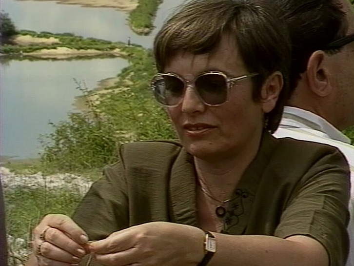 Kobieta w okularach przeciwsłonecznych - kadr z filmu "Siedmiu Żydów z mojej klasy"