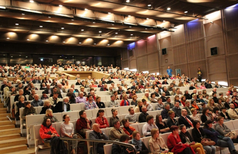 Sala konferencyjna pełna ludzi.
