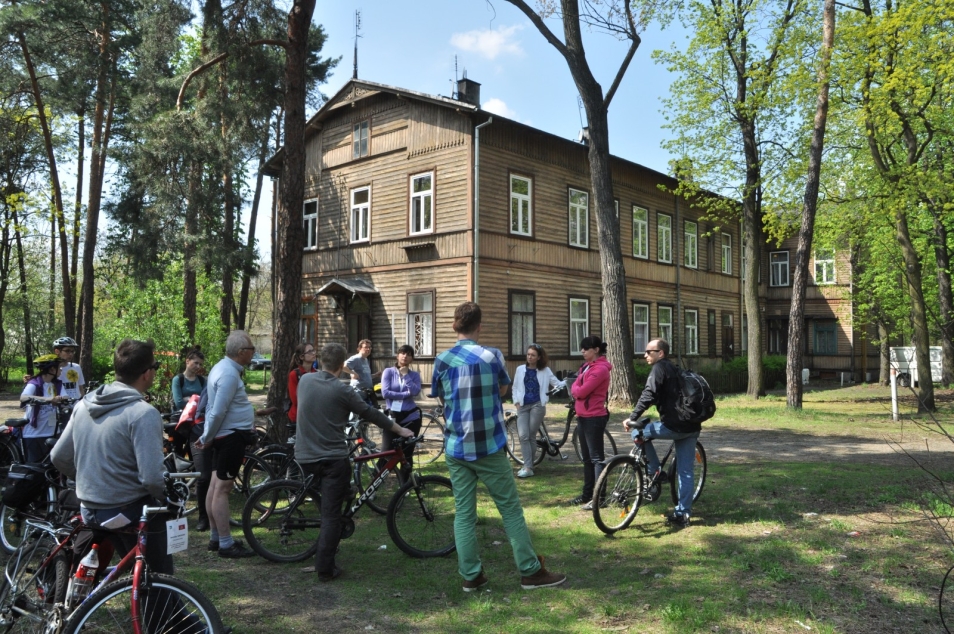 Grupa uczestników wycieczki rowerowej