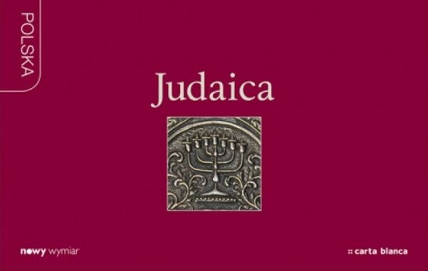 Baner z napisem Judaica i ilustracją przedstawiającą menorę.