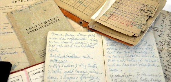 Wiele starych dokumentów, rękopisów.