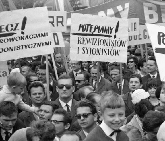 1968 rok wystąpienia antyżydowskie - manifestacja dużej grupy osób z transparentami
