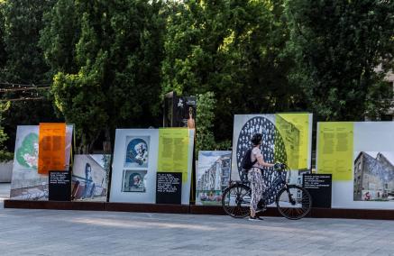 Plac w Lublinie - wystawa "Pełno ich nigdzie" - rowerzystka przed ekspozycją