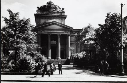 Fotografia archiwalna ze zbiorów Żydowskiego Instytutu Historycznego im. Emanuela Ringelbluma przedstawia Wielką Synagogę na Tłomackiem w Warszawie.