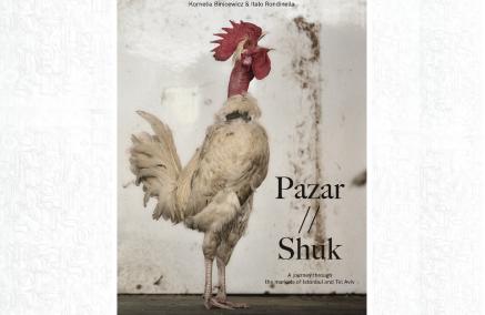 Okładka książki "Pazar // Shuk" Kornelii Binicewicz i Italo Rondinellego. Znajduje się na niej piejący kogut.