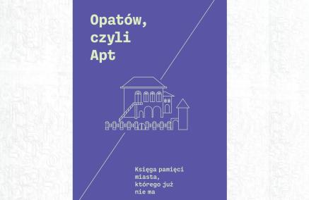 Okładka książki "Opatów, czyli Apt. Księga pamięci miasta, którego już nie ma". Na niebieskim tle zarys budynku otoczonego płotem.