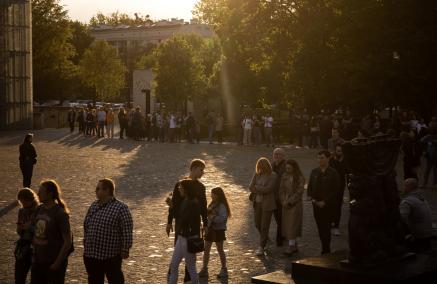 Kolejka na placu Bohaterów Getta, przed budynkiem Muzeum POLIN podczas Nocy Muzeów.