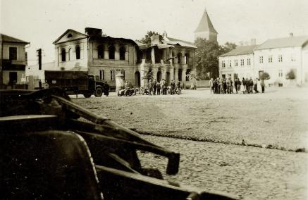 Ratusz warcki w czasie II wojny światowej. Zdjęcie archiwalne, czarno-białe.