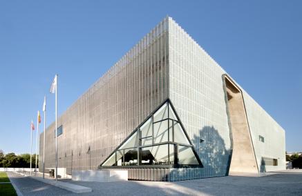 Budynek Muzeum POLIN z zewnątrz.