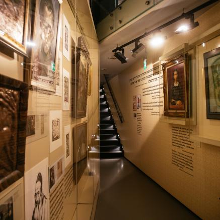 Na obrazie widzimy wnętrze muzealnej galerii na wystawie stałej Muzeum POLIN.