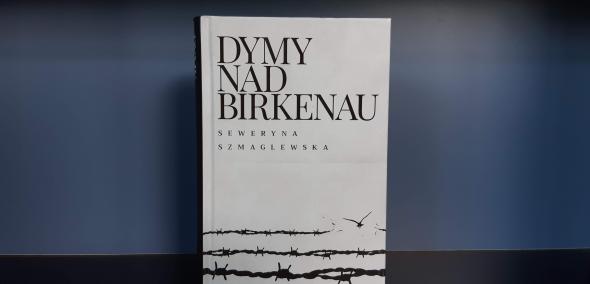 Okładka książki: Seweryna Szmaglewska "Dymy nad Birkenau" na ciemnym granatowym tle