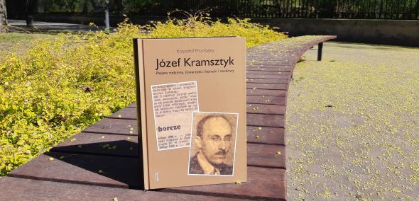 Okładka książki:  Józef Kramsztyk "Pasjans rodzinny, towarzyski, literacki i naukowy". Książka stoi na drewnianej ławce w parku