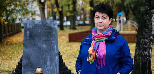 Agnieszka Mysakowska stoi przy pomniku ku czci pomordowanych przez hitlerowców mieszkańców Wielunia narodowości polskiej i żydowskiej