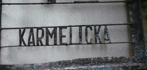 Na obrazie widzimy tabliczę z nazwą ulicy "Karmelicka"
