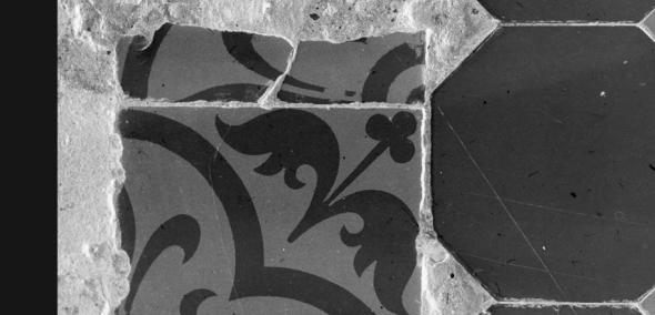 Okładka książki, z napisem: Zofia Waślicka, Artur Żmijewski, Jacek Leociak "Warszawski trójkąt Zagłady" oraz czarno-białym zdjęciem starych kafelków ze ścian kamienic