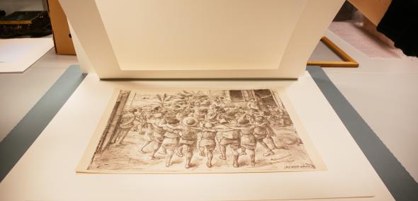Odbitka litograficzna przedstawiająca grupę młodych osób tańczących w kręgu wokół mężczyzny grającego na harmonijce ustnej. 