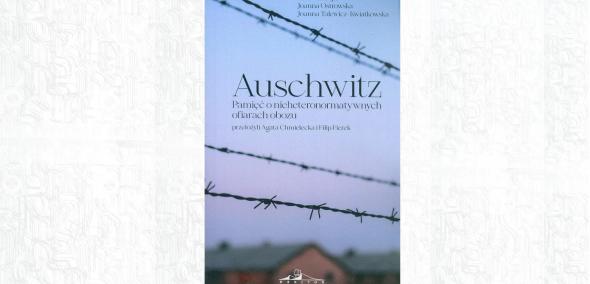 Okładka książki "Auschwitz. Pamięć o nieheteronormatywnych ofiarach obozu". Na tle nieba druty kolczaste, w tle obozowy barak.
