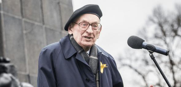 Władysław Bartoszewski z żonkilem przed Pomnikiem Bohaterów Getta podczas obchodów 72. rocznicy powstania w getcie, 19.04.2015.