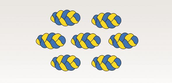 Siedem chałek w kolorach flagi Ukrainy - niebieskimi żółtym - ułożone w rozetkę