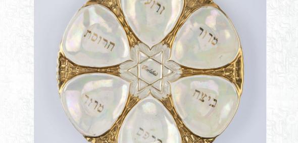 Okrągły talerz sederowy, używany podczas święta Pesach, z sześcioma wgłębieniami na tradycyjne dla tego święta produkty spożywcze. Wewnątrz każdego wgłębienia inskrypcje w języku hebrajskim. Na środku talerza złota gwiazda Dawida.