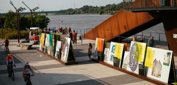 Prace z wystawy "Pełno ich nigdzie" prezentowane na Bulwarach Wiślanych w Warszawie.