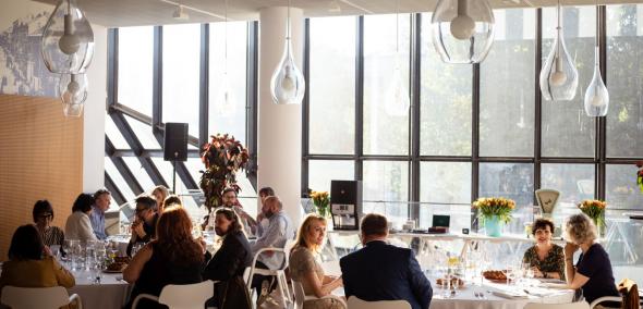 Goście siedzą przy stolikach podczas wydarzenia organizowanego przez Centrum Konferencyjne POLIN w restauracji "Warsze".