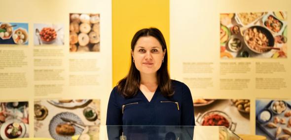 Marianna Shpak na wystawie "Od kuchni". Za nią opisy i zdjęcia.