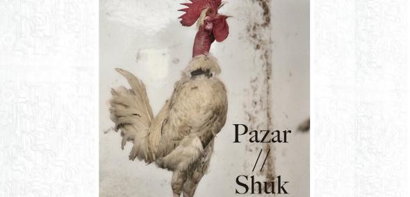 Okładka książki "Pazar // Shuk" Kornelii Binicewicz i Italo Rondinellego. Znajduje się na niej piejący kogut.