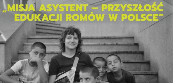 Grupa romskich chłopców siedzi na schodach z jakąś kobietą. Nad nimi napis "Misja Asystent - przyszłość edukacji Romów w Polsce".