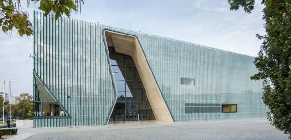 Budynek Muzeum POLIN wykonany ze stali i szkła.