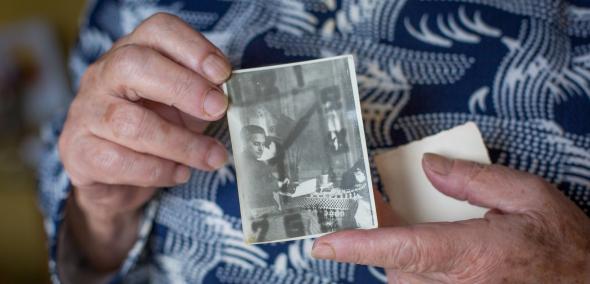 Krystyna Budnicka trzyma w dłoniach czarno-białą fotografię ojca.