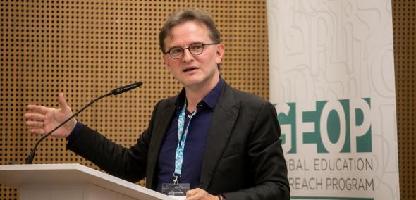 Peter Pohl stoi przy mównicy podczas wykładu w Muzeum POLIN.