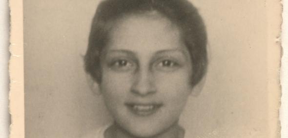 Portret nastoletniej Hena Kuczer - uśmiechnięta dziewczynka z ciemnymi oczami i włosami, ubrana w białą bluzkę, patrzy przed siebie.