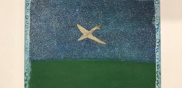 Praca Krystiany Robb-Narbutt - na niebie pełnym gwiazd leci samolot. Na dole zielona trawa.
