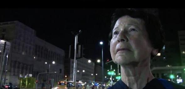 Kadr z filmu Larissa - bohaterka nocą na jednej z ulic Warszawy.