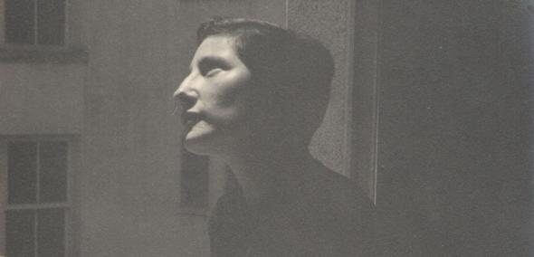 Czarno-biały portret Stelii Fidelseid - zamyślona kobieta patrzy przed siebie.