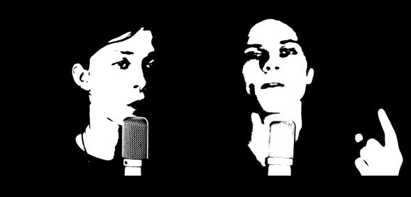 Kadr z filmu edukacyjnego - kobieta i mężczyzna stoją przy mikrofonach. 